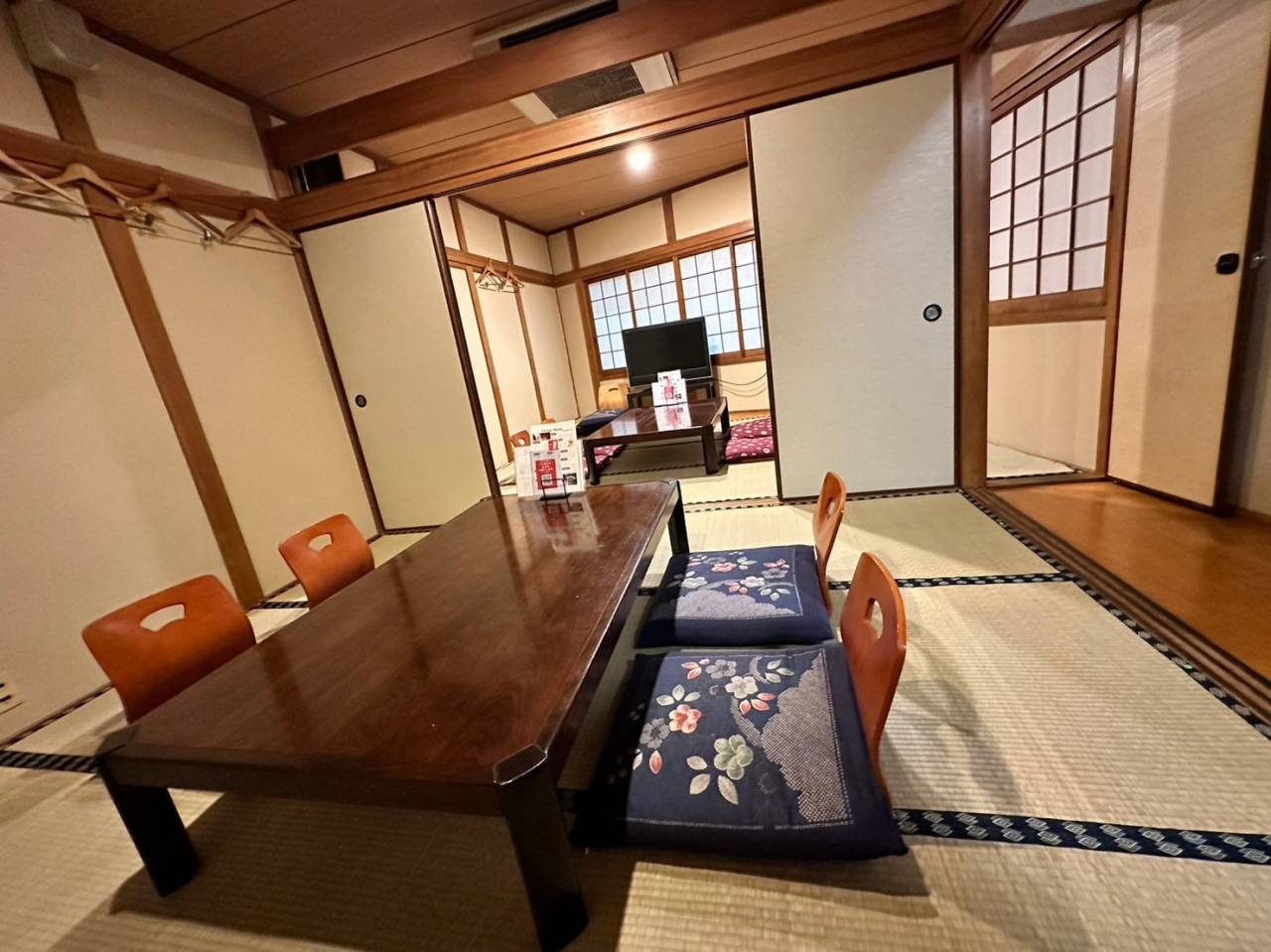 座敷 | 大阪府京橋駅の居酒屋ならお魚と鉄板焼き 燈